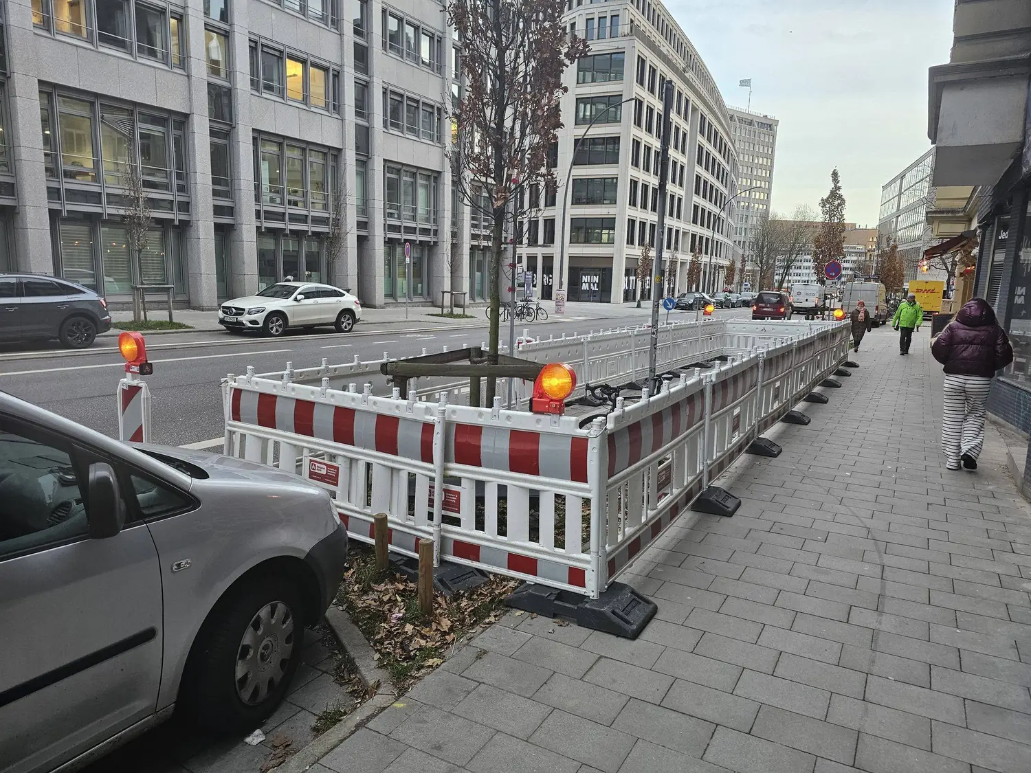 Abgesicherte Arbeitsstelle mit Schrankenzäunen
