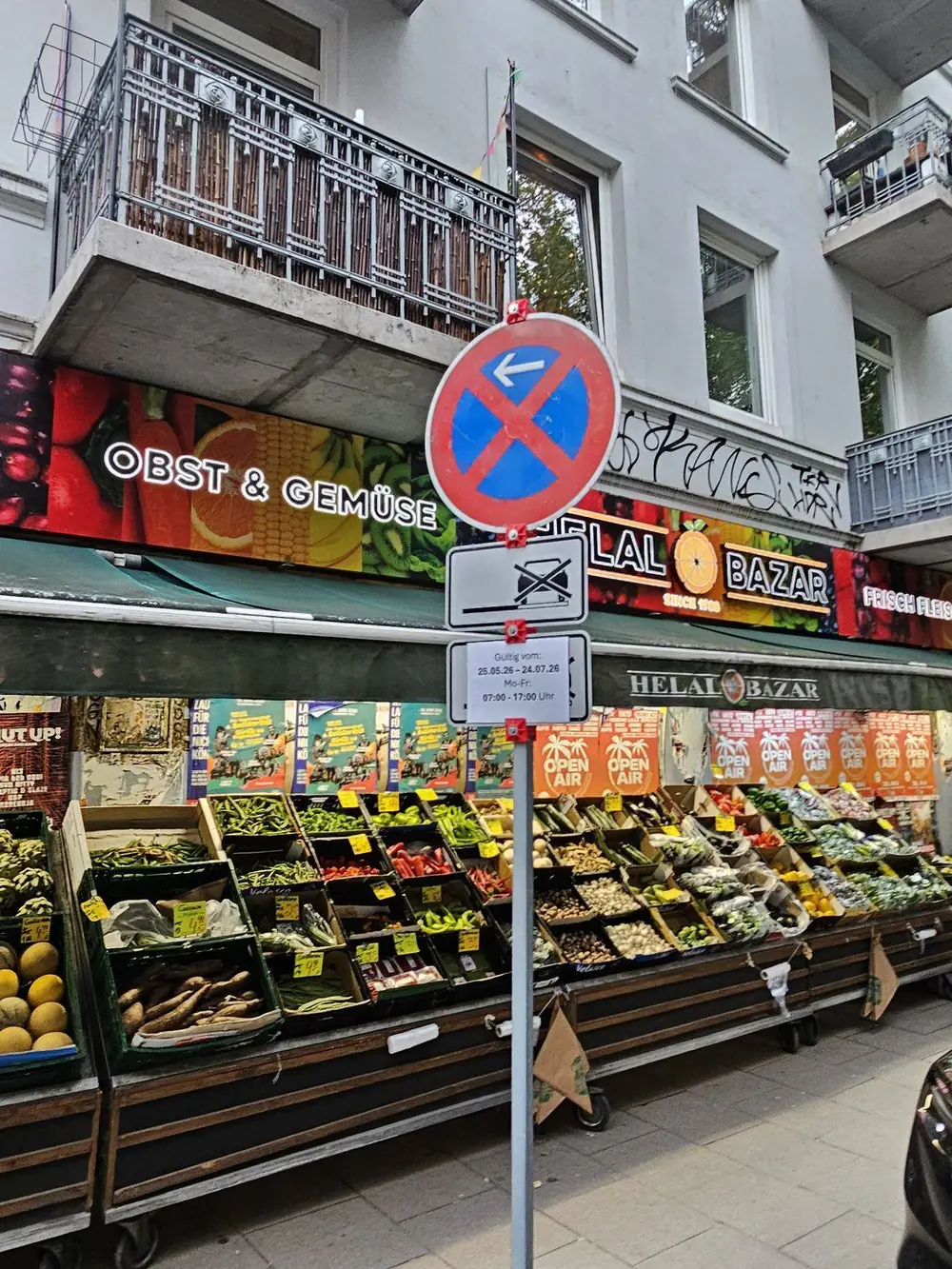 Aufgestellte Halteverbotsschilder in Hamburg