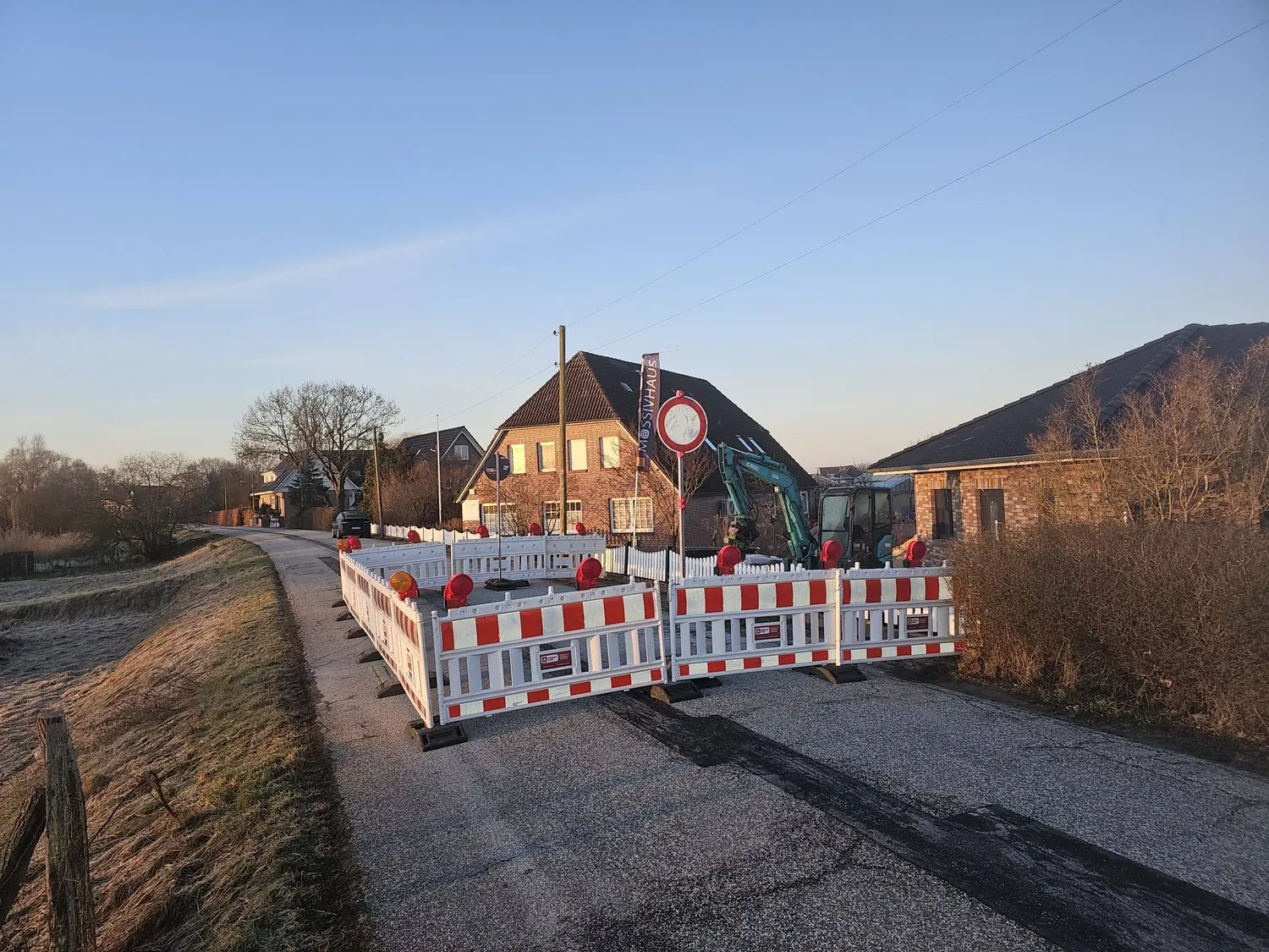 Abgesicherte Straßenbaustelle im Hamburger Umland